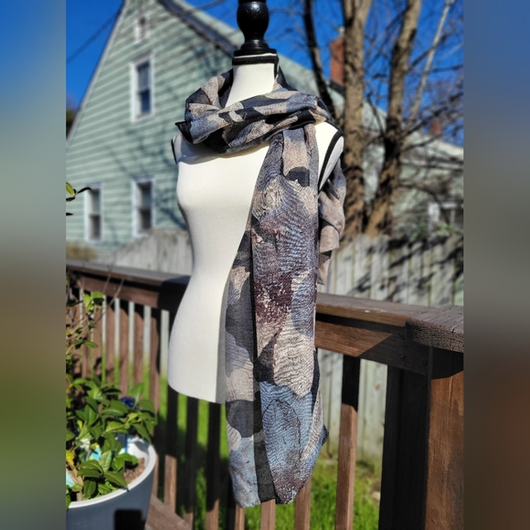 Amazon Accessories - Beautiful black and Gray scarf !